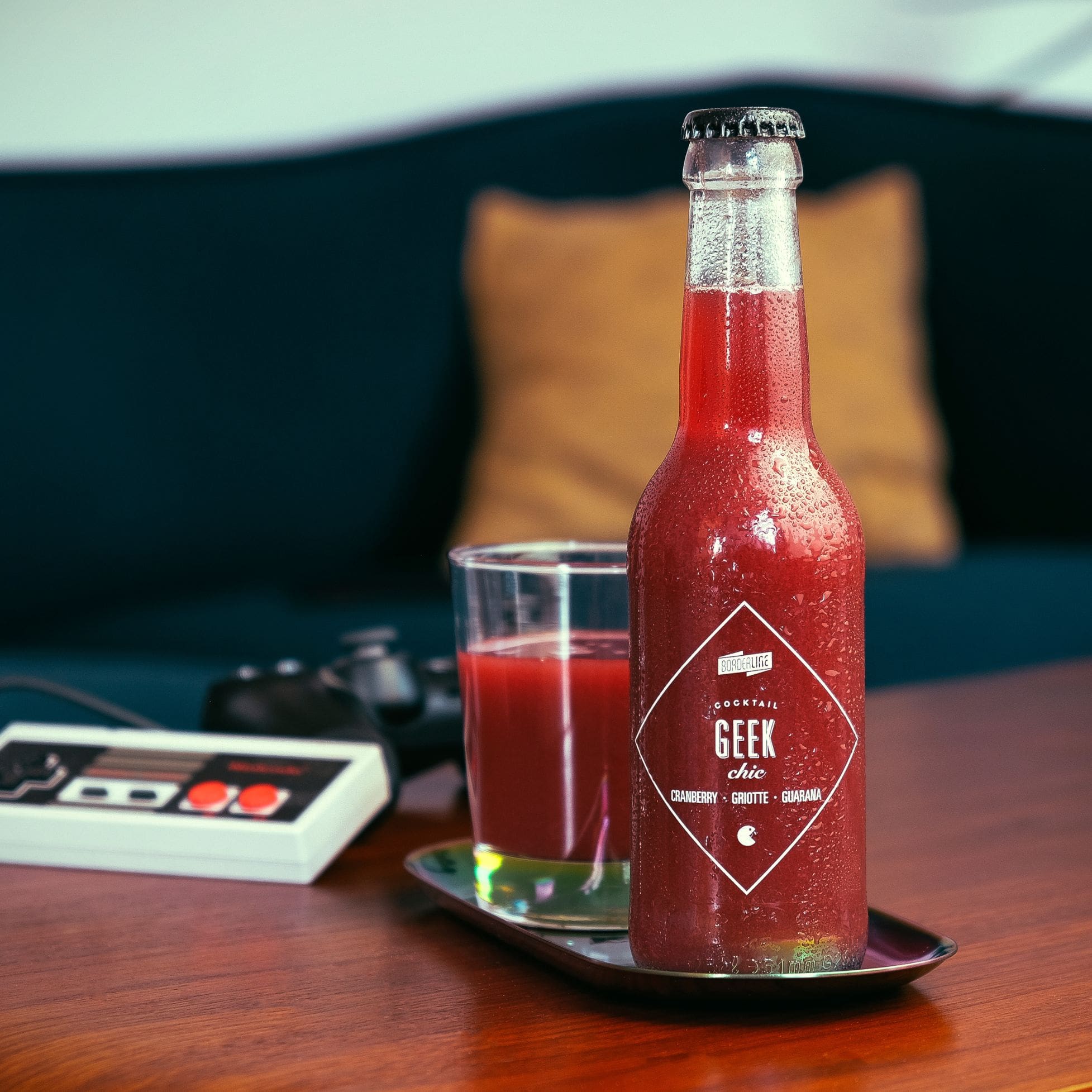 Cocktail non alcoolisé de fruits avec une étiquette produite via le service d'impression Yetiq.pro