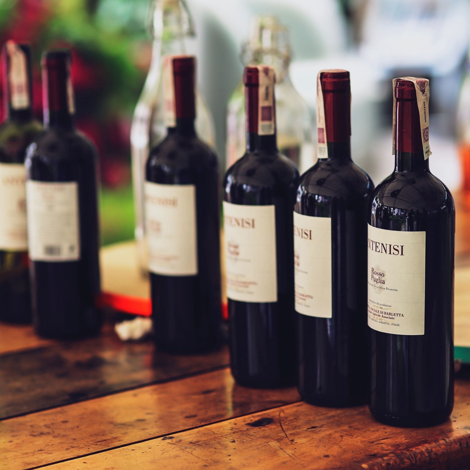Bouteilles de vin avec étiquettes adhésives similaires à celles produites sur le service en ligne Yetiq.pro