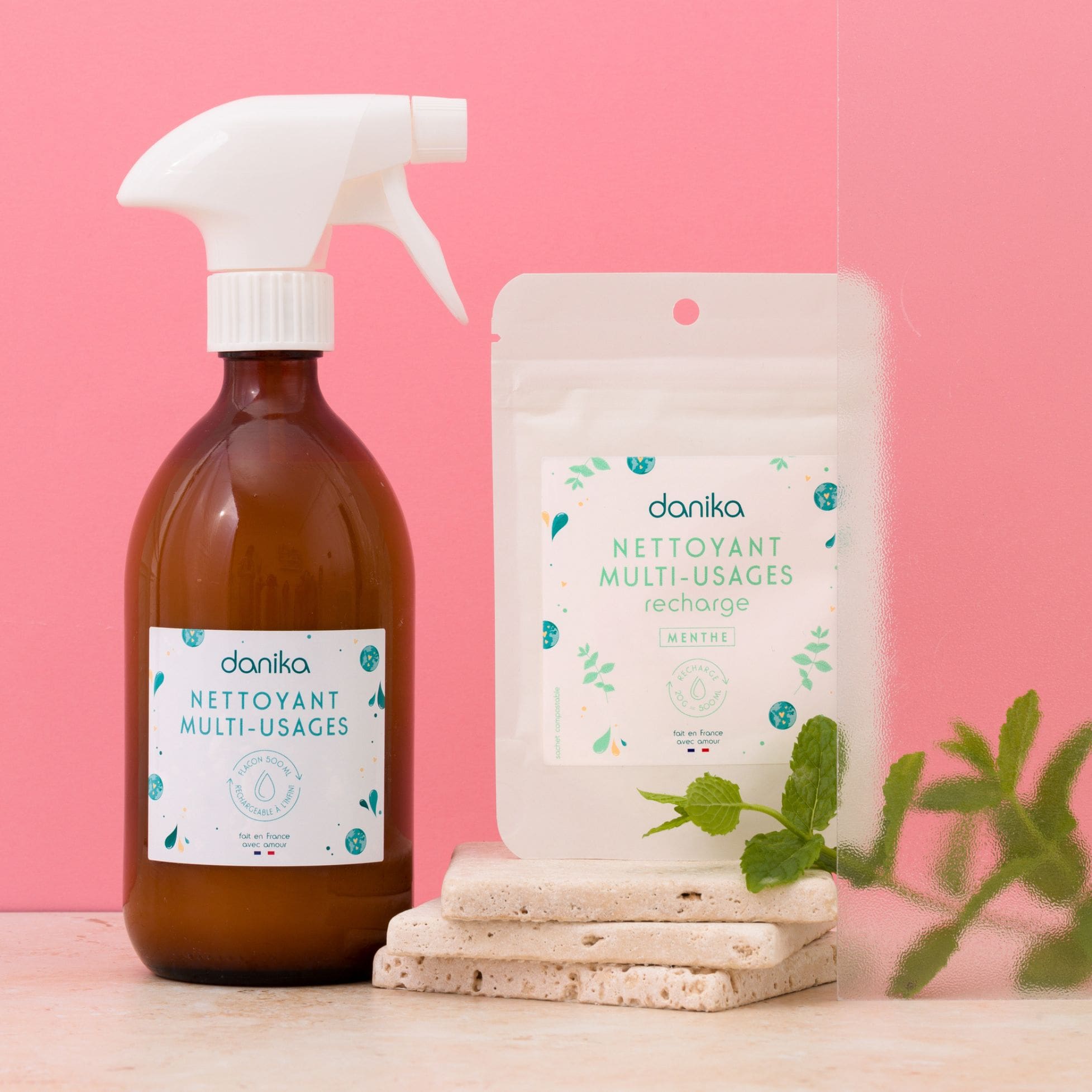 Bouteilles de produits d'hygiène de la marque Danika avec des étiquettes autocollantes produites sur le service d'impression Yetiq.pro