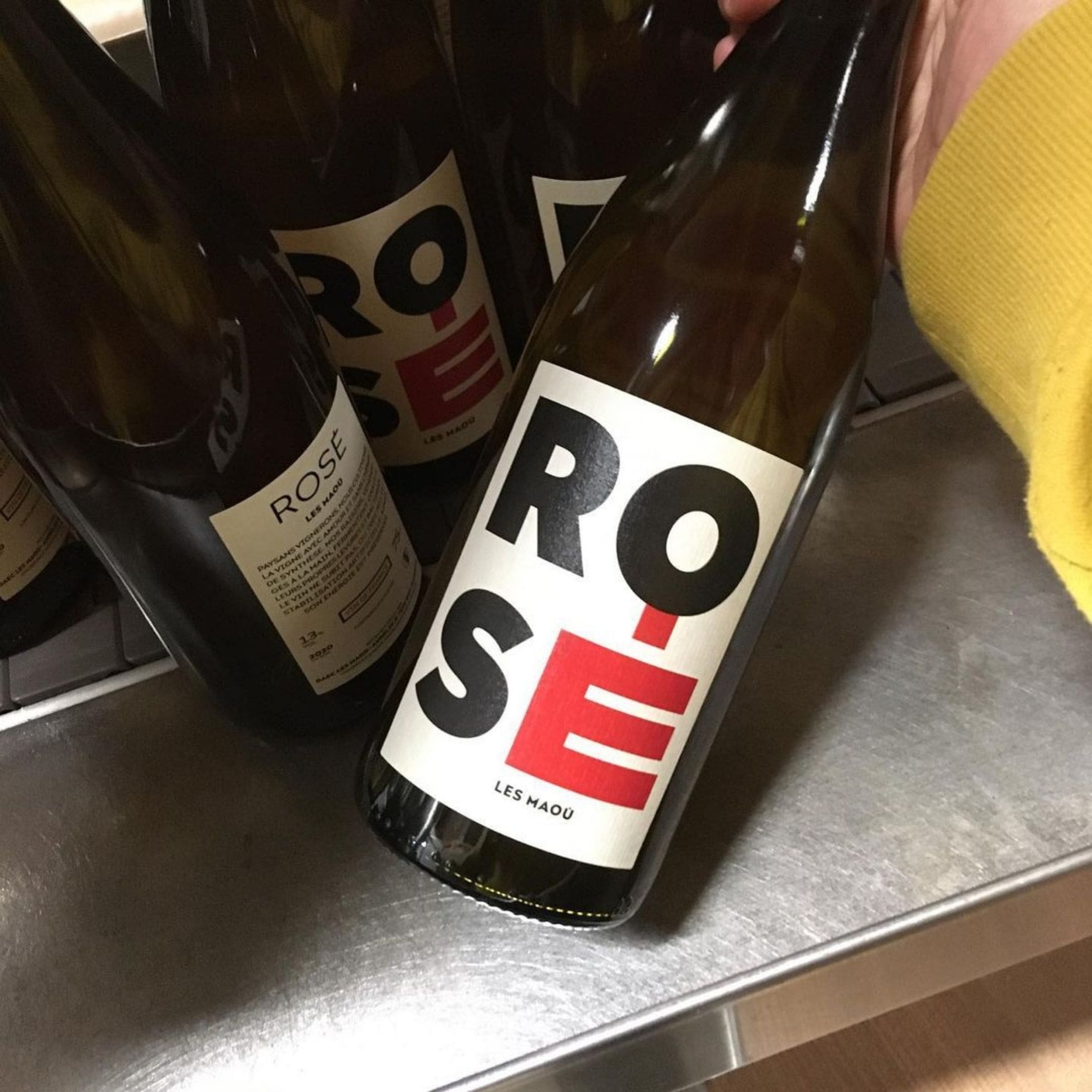 Bouteilles de vin du Domaine Les Maoù avec des étiquettes adhésive similaire à celles produites sur le service d'impression Yetiq.pro
