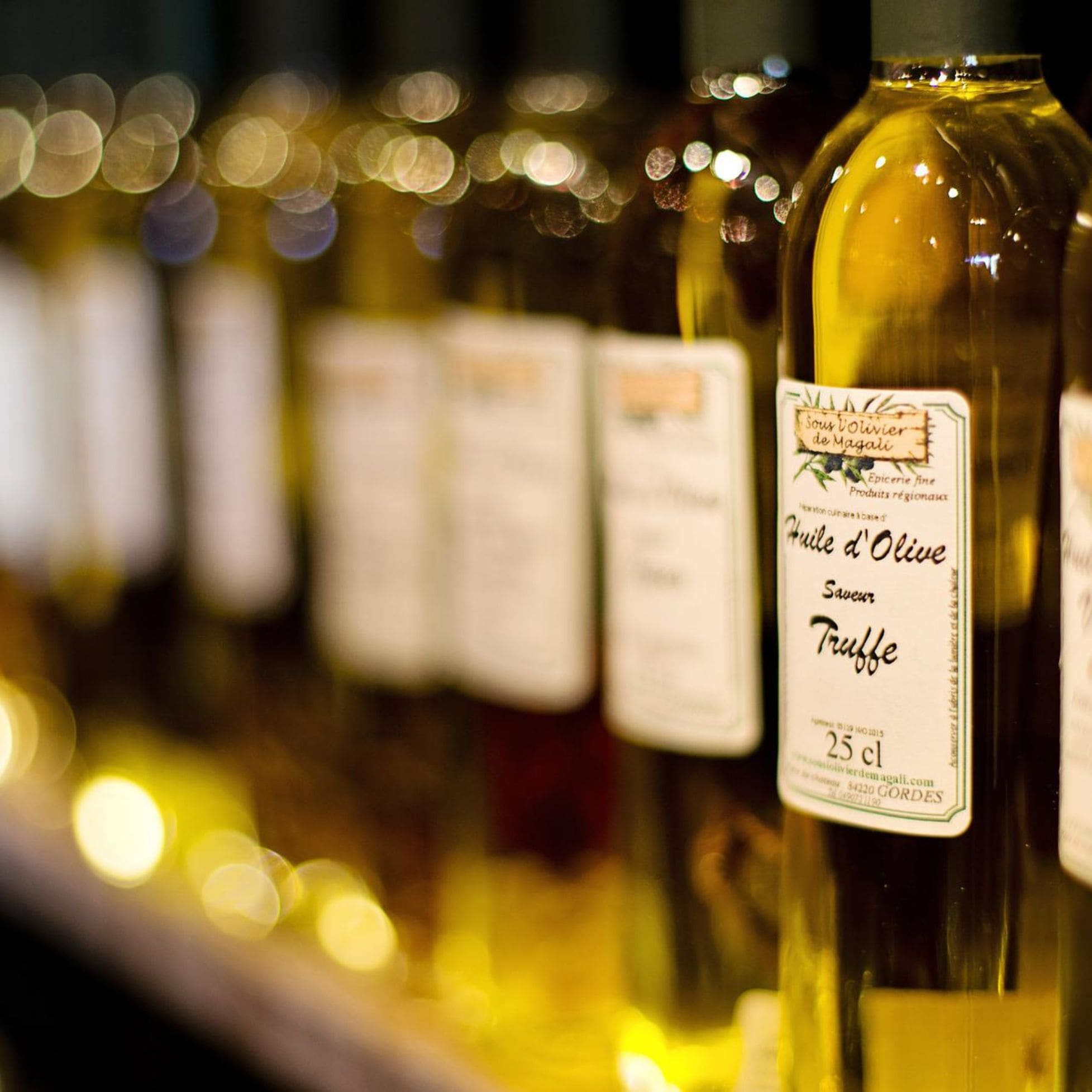 Bouteilles d'huiles d'olive avec étiquettes adhésive similaire à celles produites sur le service d'impression Yetiq.pro