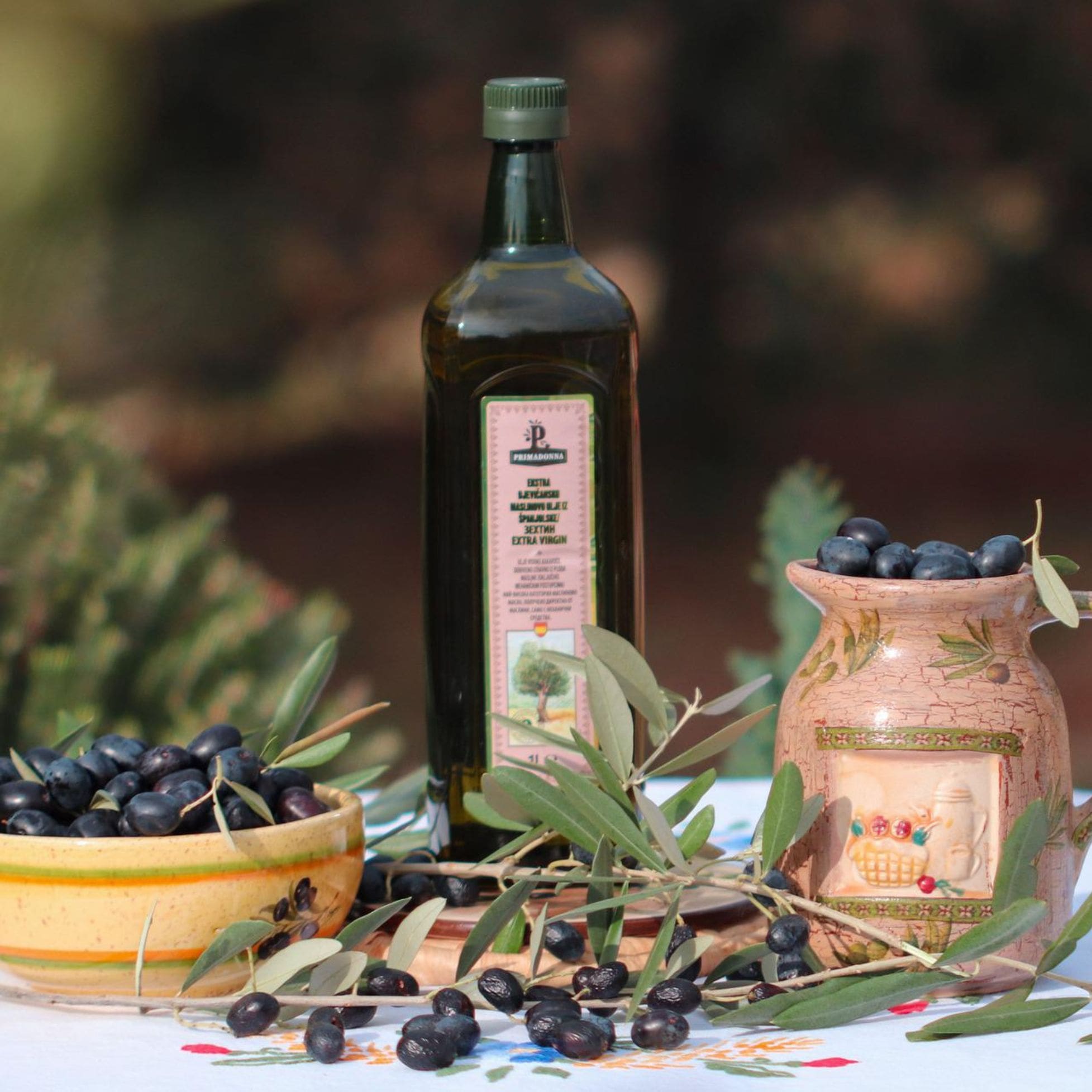 Bouteille d'huile d'olive avec une étiquette adhésive similaire à celles produites sur le service d'impression Yetiq.pro