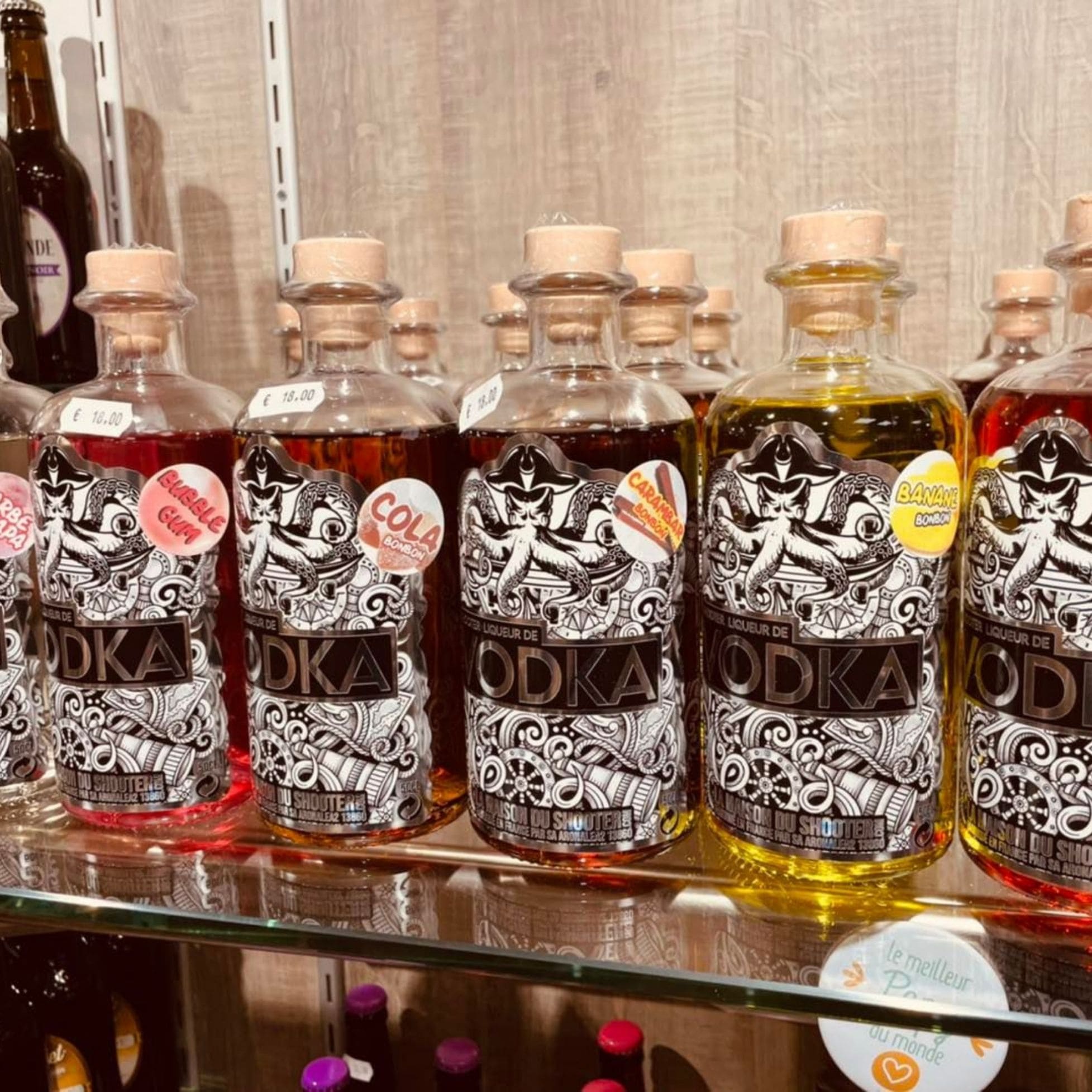Bouteilles de vodka de la marque La Maison du Shooter avec étiquettes adhésive produites sur le service d'impression Yetiq.pro