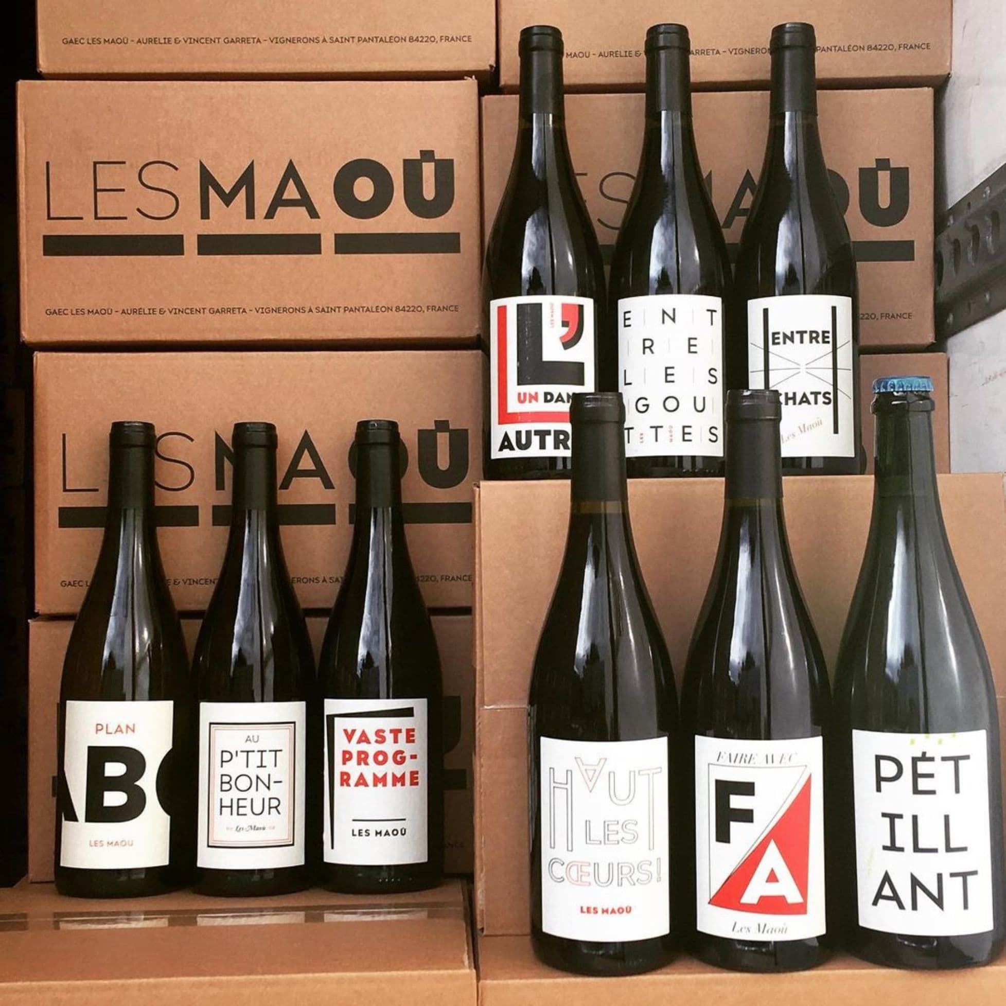 Etiquettes de bouteilles de vin de la marque Les Maoù