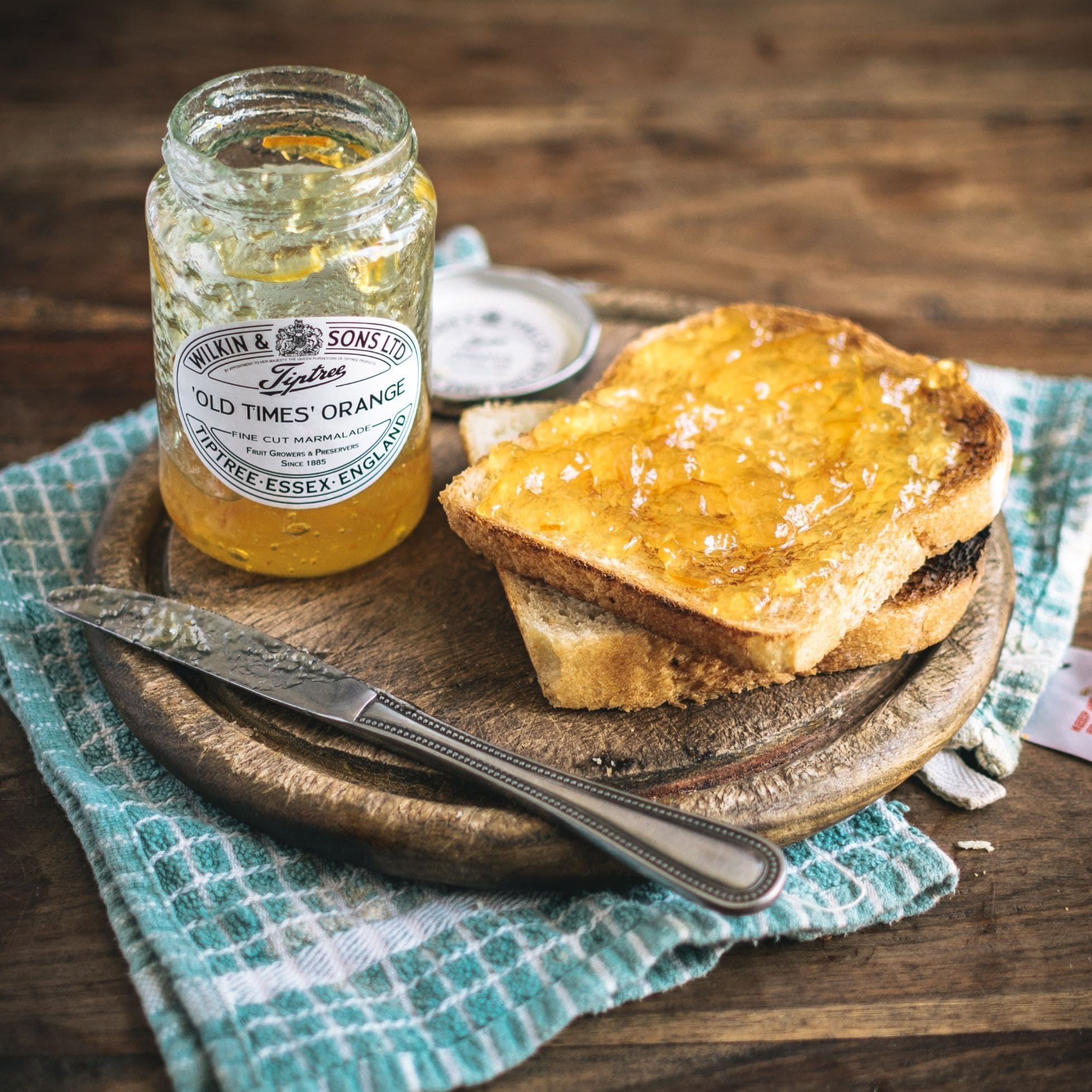 Pot de marmelade d'orange avec étiquettes adhésive similaire à celles produites sur le service d'impression Yetiq.pro