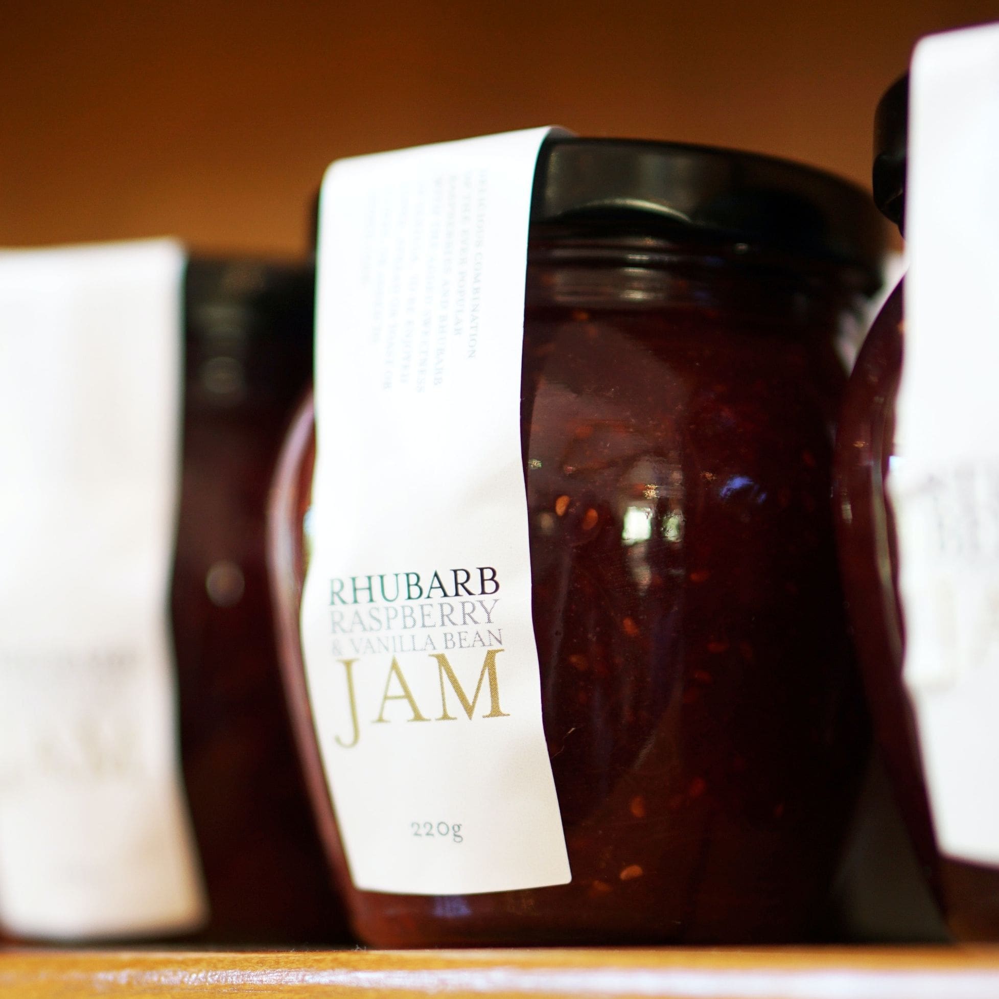 Pots de confiture aux fruits rouges avec des étiquettes adhésive similaire à celles produites sur le service d'impression Yetiq.pro