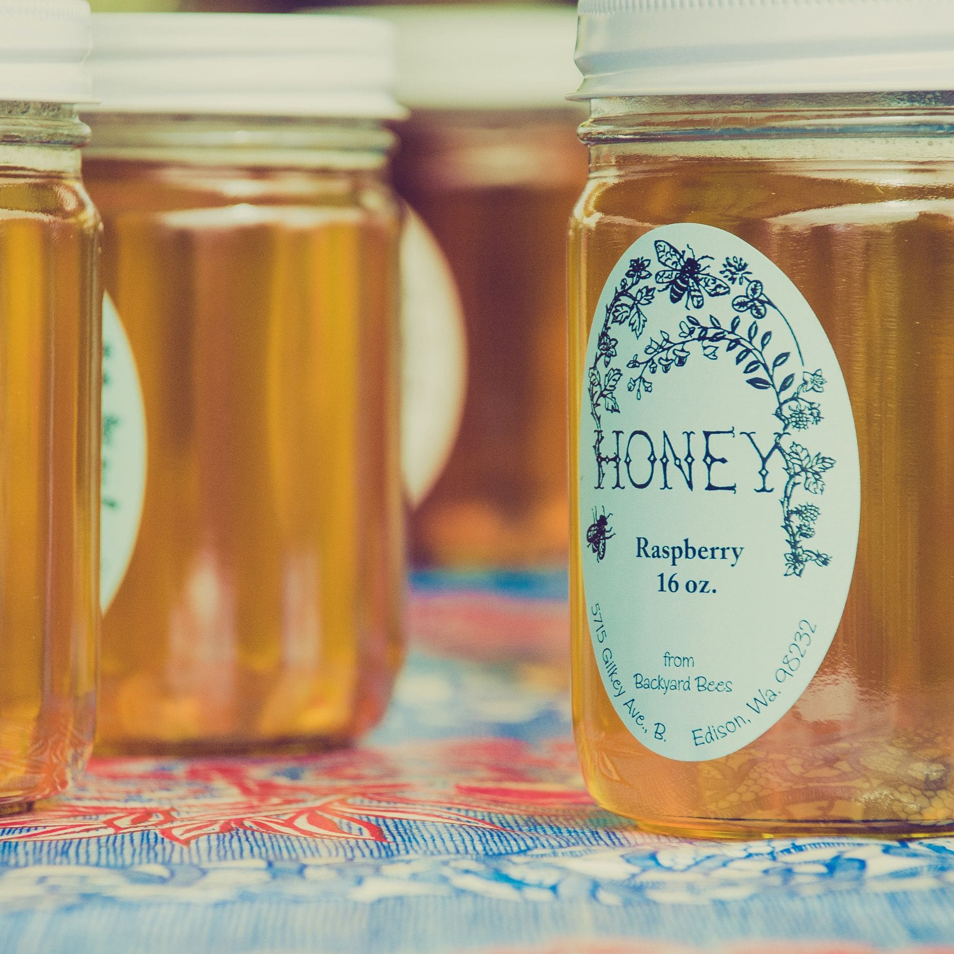 Pot de miel avec étiquettes adhésive similaire à celles produites sur le service d'impression Yetiq.pro