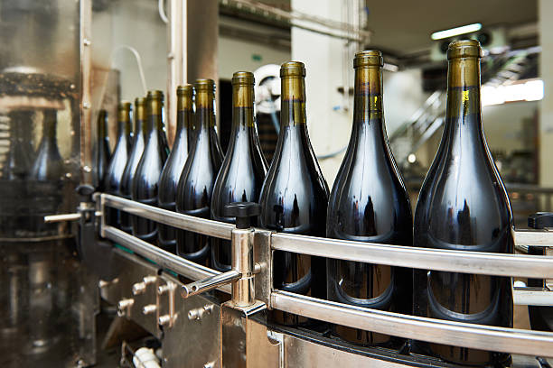 Bouteilles de vin en verre consigné sur une ligne de production industrielle